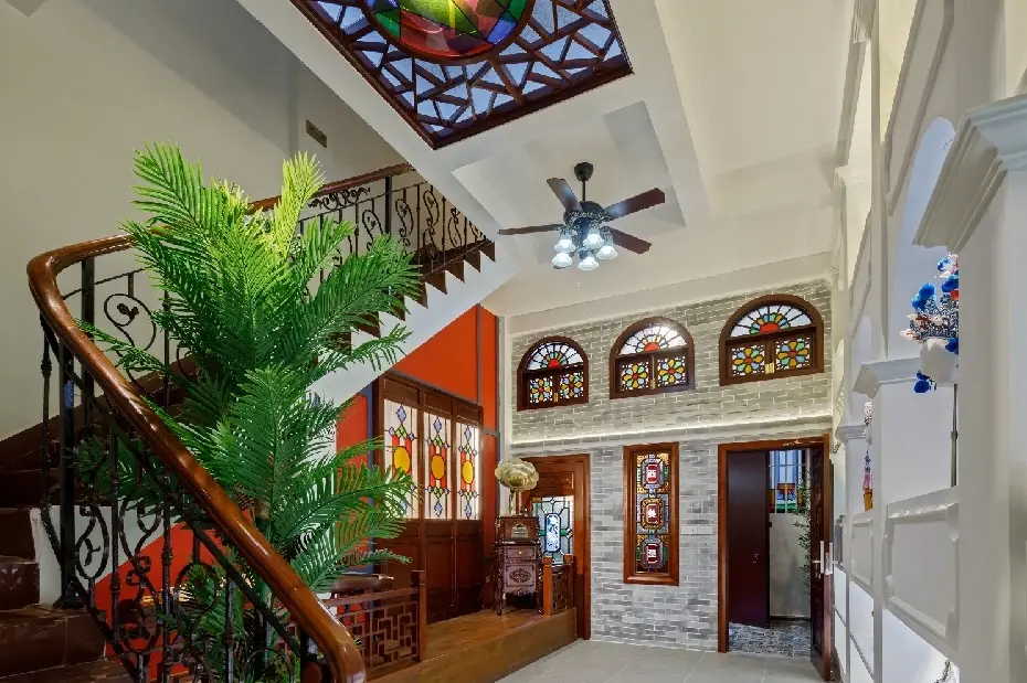 卧室在此西关民宿里,嵌套着6套不同风格的房间,恍如不同年代不同地方