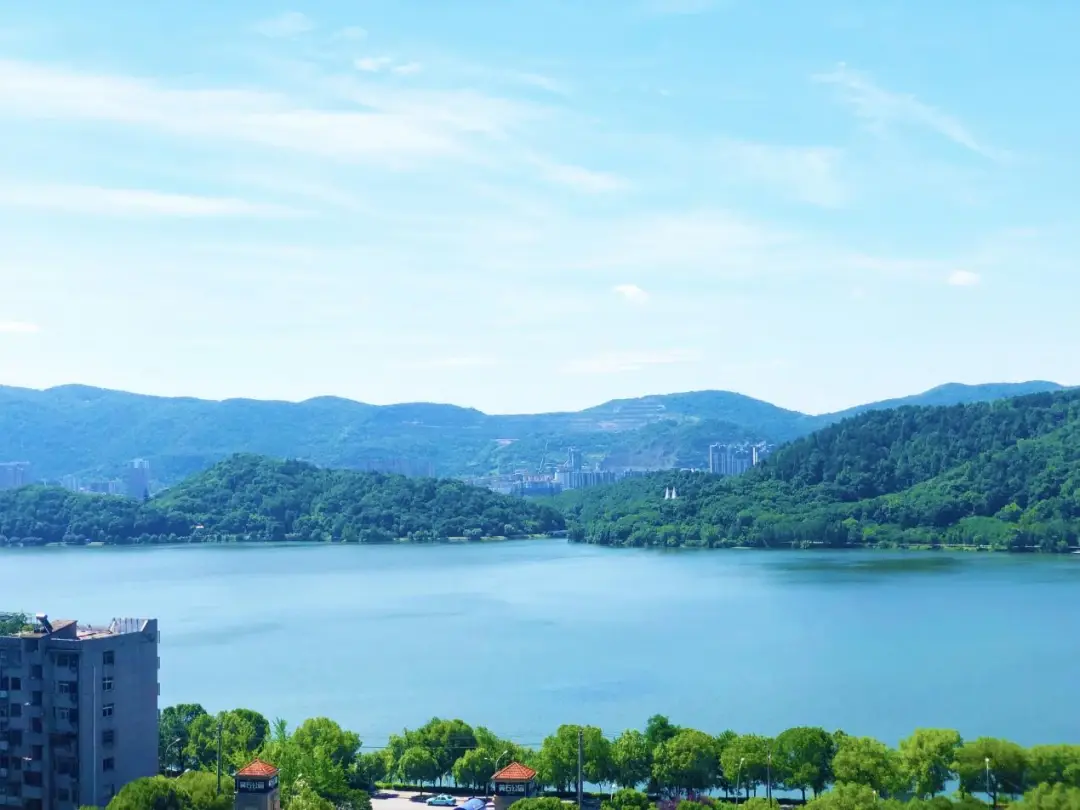 处暑湖岸边的公园里正在酝酿一场新的风景