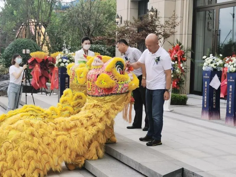 (领导为活动典礼剪彩(孔总致辞)伴随着礼炮声声和狮舞表演,开放仪式