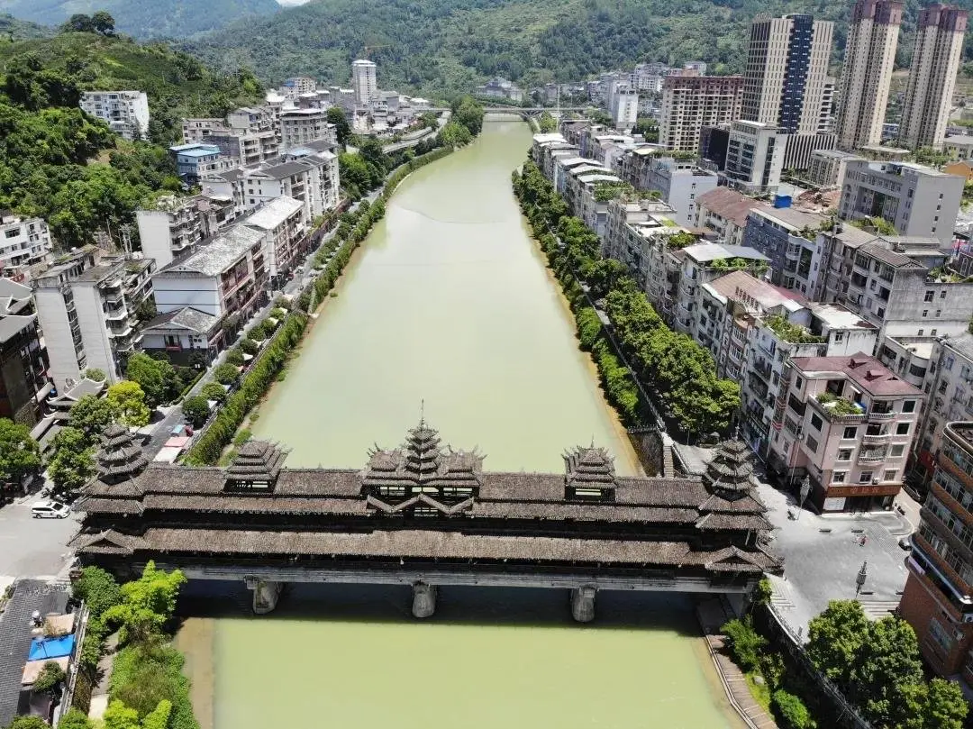 感受熱鬧的宣恩小吃街小吃街就在貢水河旁邊,這裡緊挨著宣恩文瀾橋