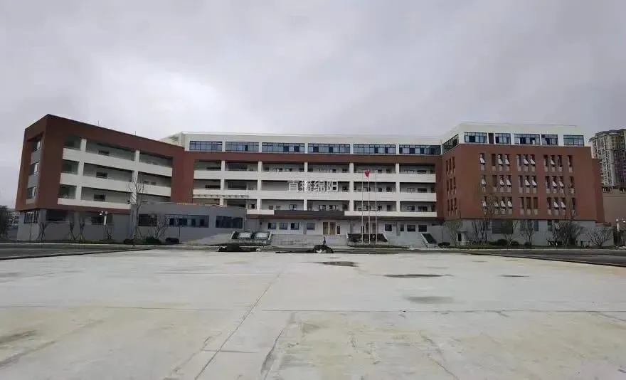 富乐实验中学湿地公园校区位于小枧镇大河社区,紧邻小枧湿地公园,占地