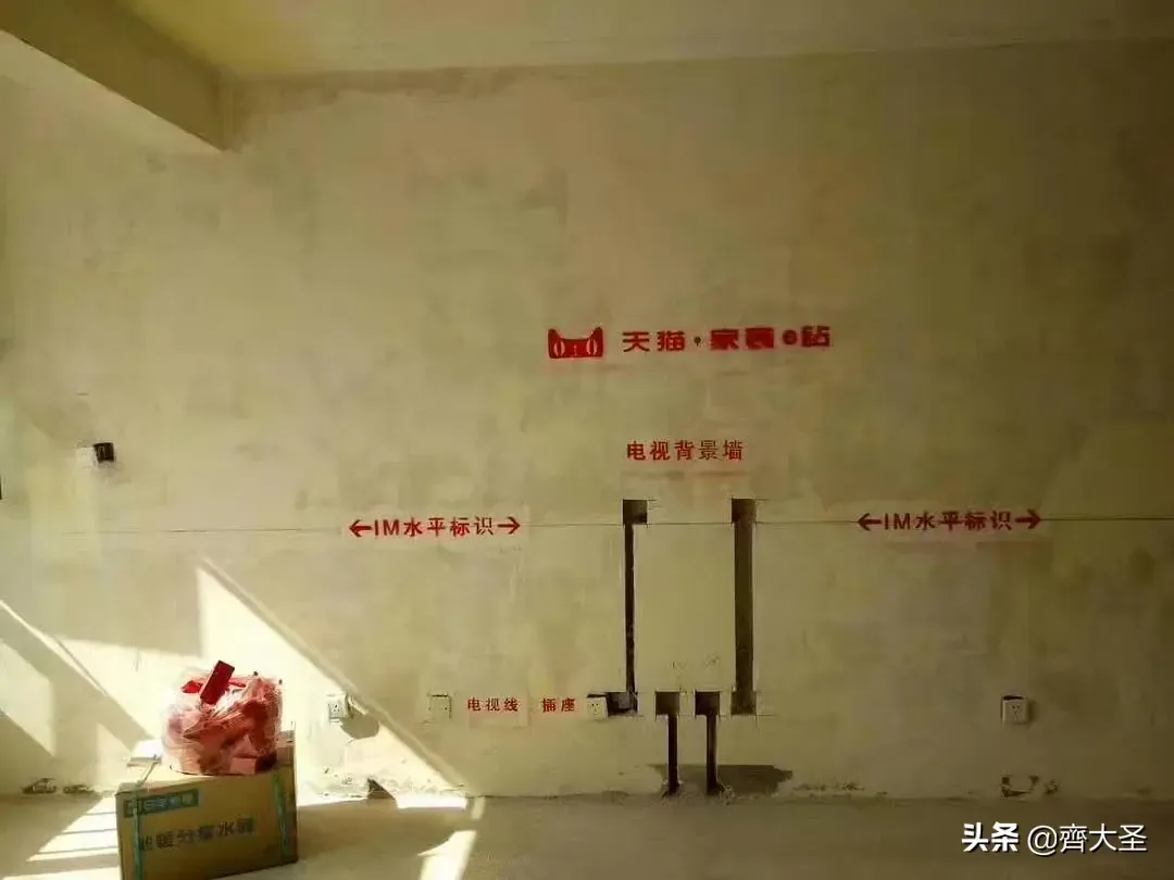 但是需要注意一点,底部的出线口一定要在电视柜的台面的高度以下,不然