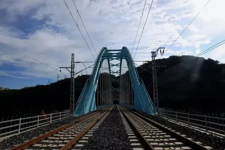 火车开到了景洪城高铁时代飞奔而来置业版纳刻不容缓