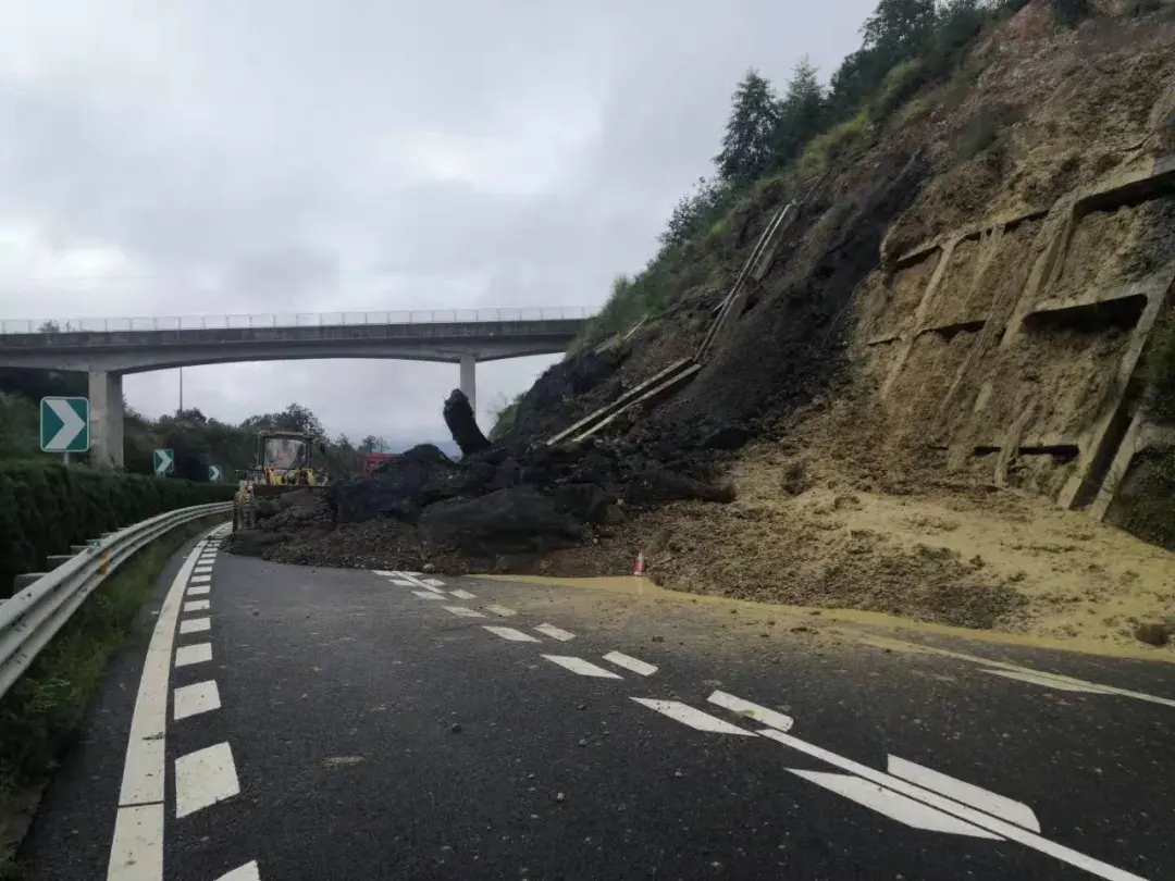 丽上高速大理段丽江往大理方向道路边坡发生塌方,交通中断!