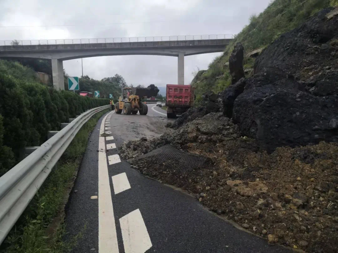 丽上高速大理段丽江往大理方向道路边坡发生塌方,交通中断!