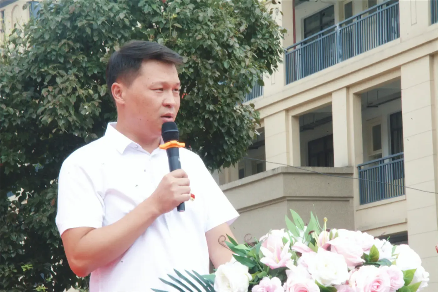 在同学们热烈的掌声中,东都集团遵义城市公司总经理王忠胜先生代表东