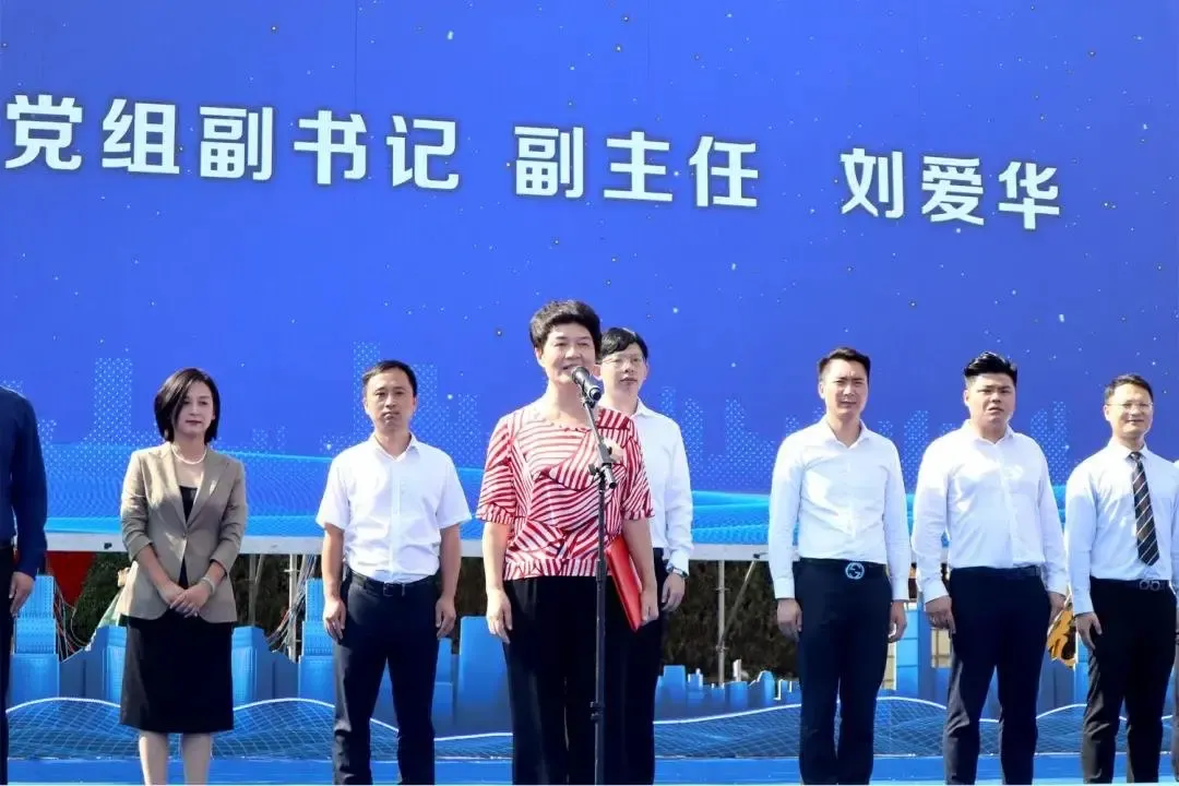 9月30日,荆州市人大常委会党组副书记 副主任刘爱华为本届房博会开幕.