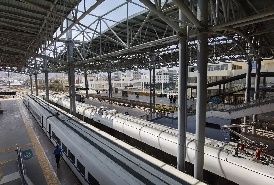 大理站客流进出站超30万加开临时动车组列车任然车票紧张