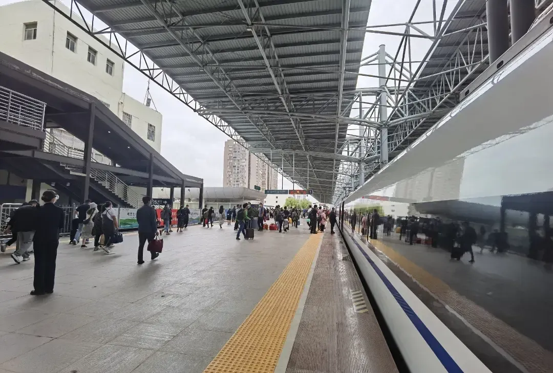 大理站客流进出站超30万加开临时动车组列车任然车票紧张