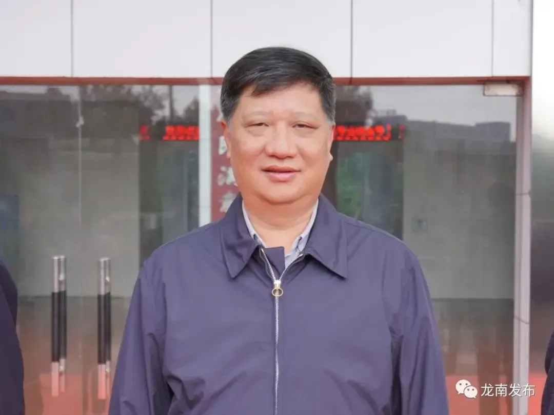 管委会主任,市委书记钟旭辉出席仪式并共同为"龙南市开放学院"和"江西