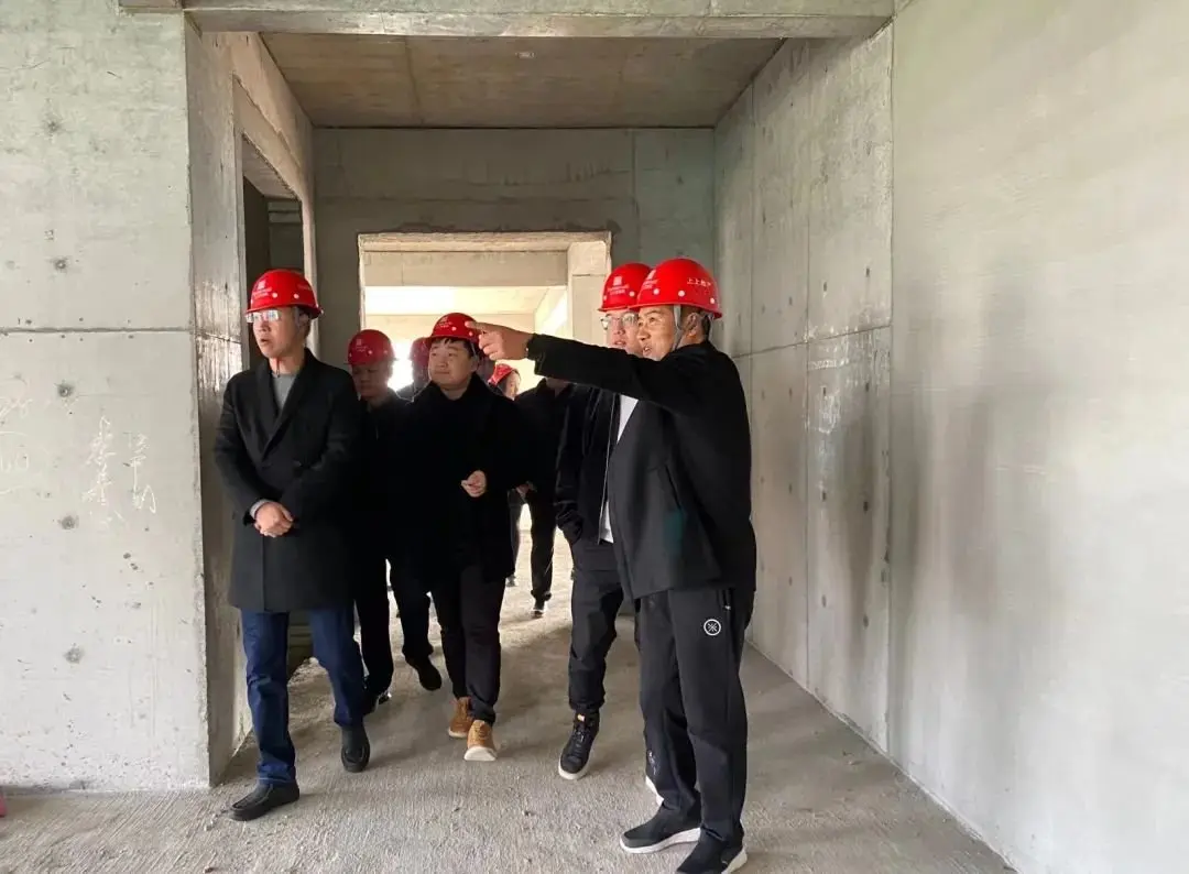 万众集团高管团队莅临上上玫瑰园项目施工现场交流指导