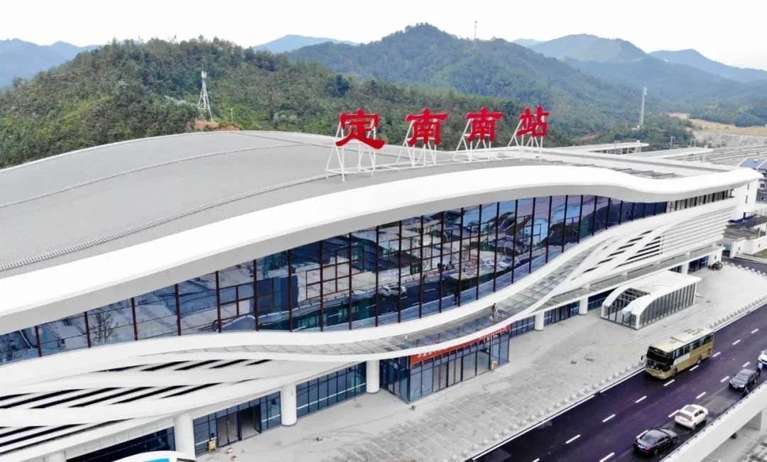 定南南站位于赣州市定南县清华大道西侧,站房建筑面积为9997.6平米.