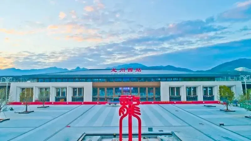 龙川西站位于河源龙川县的佗城镇,站房建筑面积2万平方米,站台规模 4