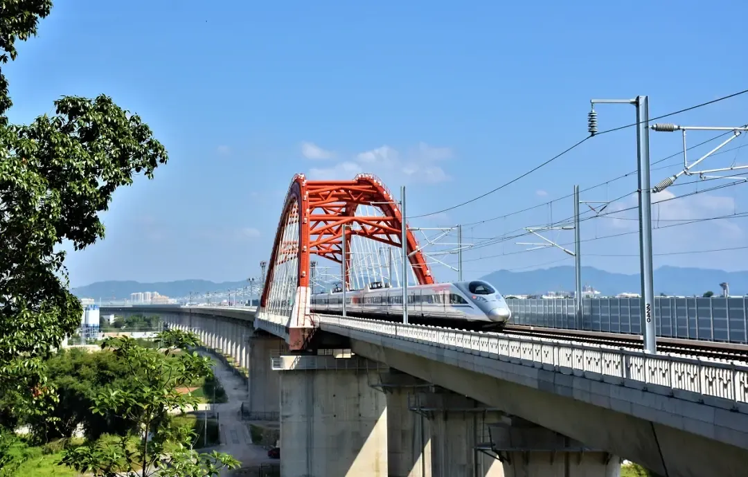 8时30分赣深高铁第一趟满图试运行列车从赣州西站出发