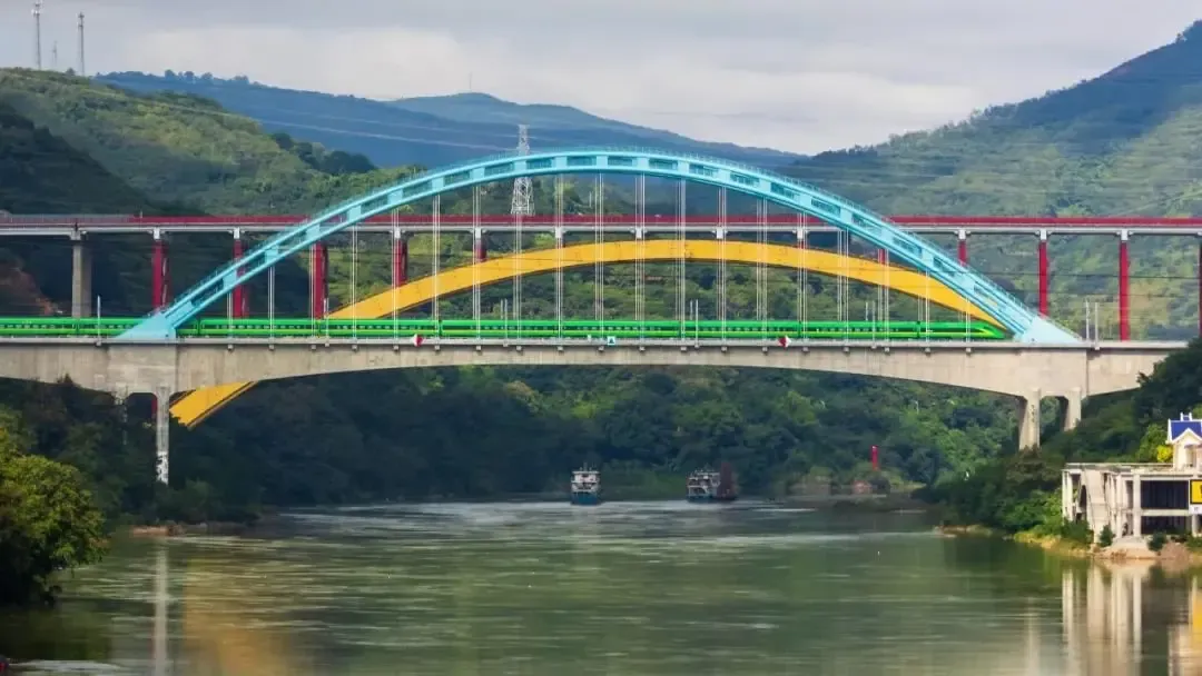 这条钢铁巨龙跨越山海而来,让西双版纳跨入高铁时代,那些向往的美好也