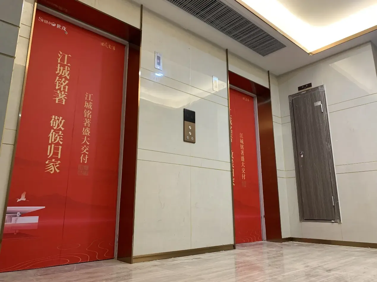 小区大门早早打出"欢迎业主回家"的标语,入户大厅玻璃处,人行步道的