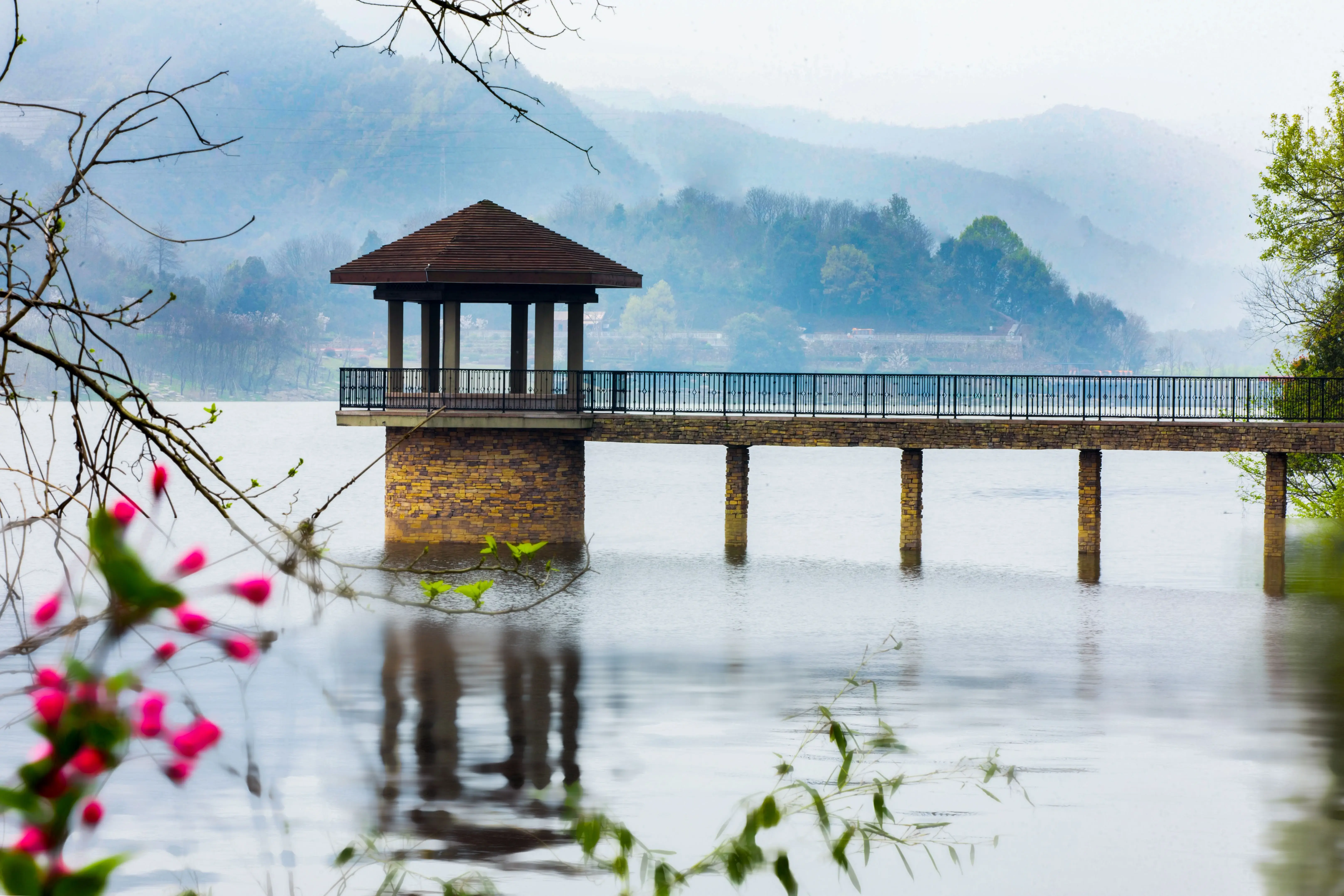 青山湖實景圖/約42km的青山湖環湖綠道綿延於此,閒暇時間,或行或騎,慢