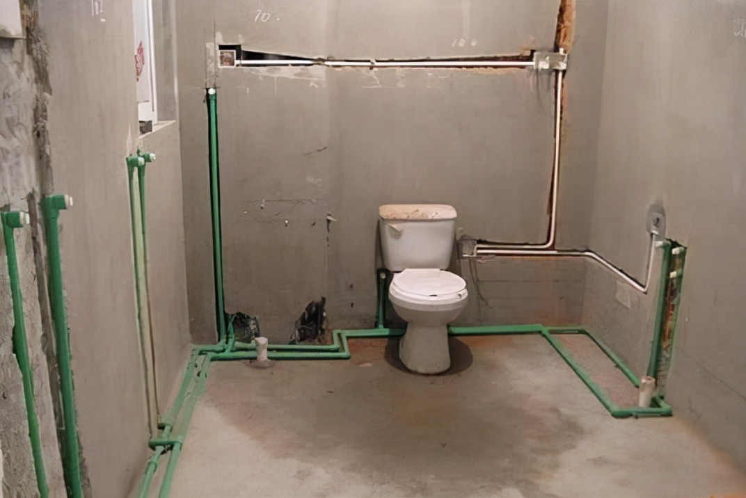4,卫生间水管的安装,通常情况下,水管走顶不走地,冷,热水出水口必须