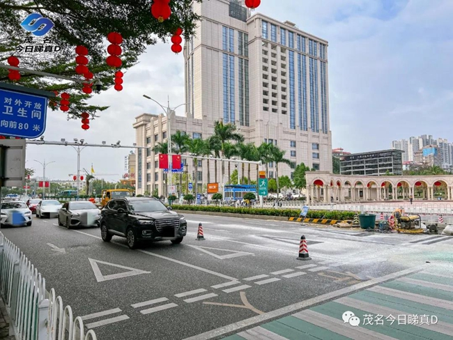 茂名人民广场新人行道启用，原人行道停用，加装红绿灯！