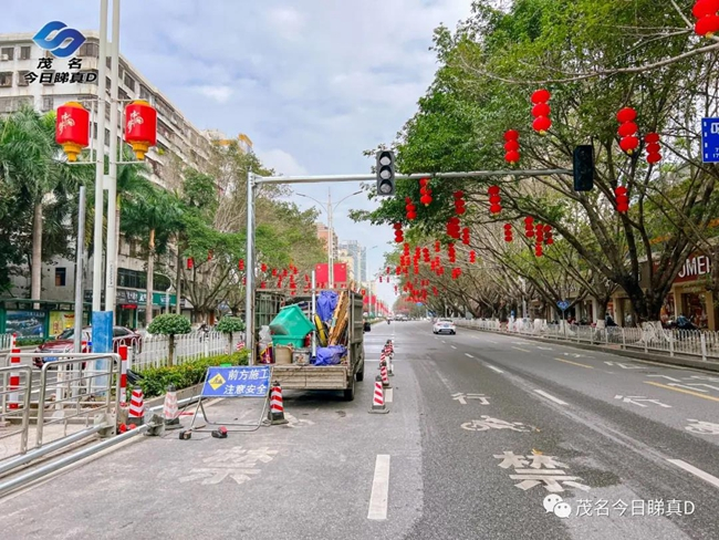 茂名人民广场新人行道启用，原人行道停用，加装红绿灯！
