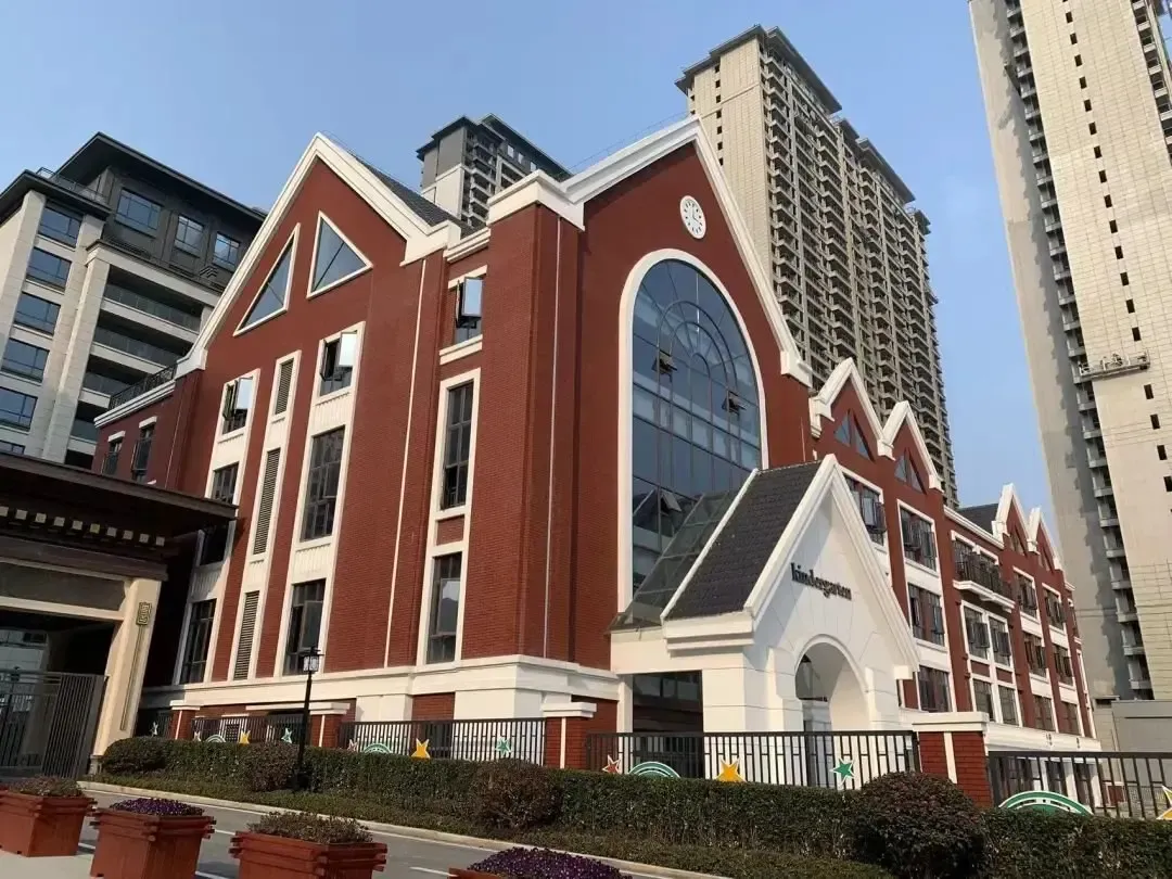 项目自建6400㎡双语幼儿园和11万方体量的汉成天街,周边重庆路小学,北