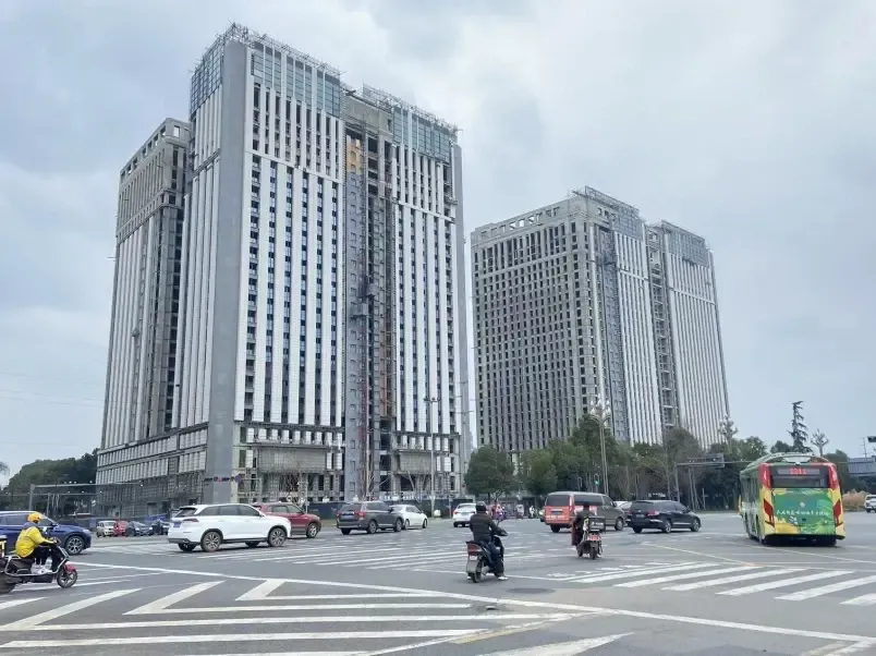 天禧中心)麦迪逊广场地处天府新区华阳片区,位于天府大道和南湖路的