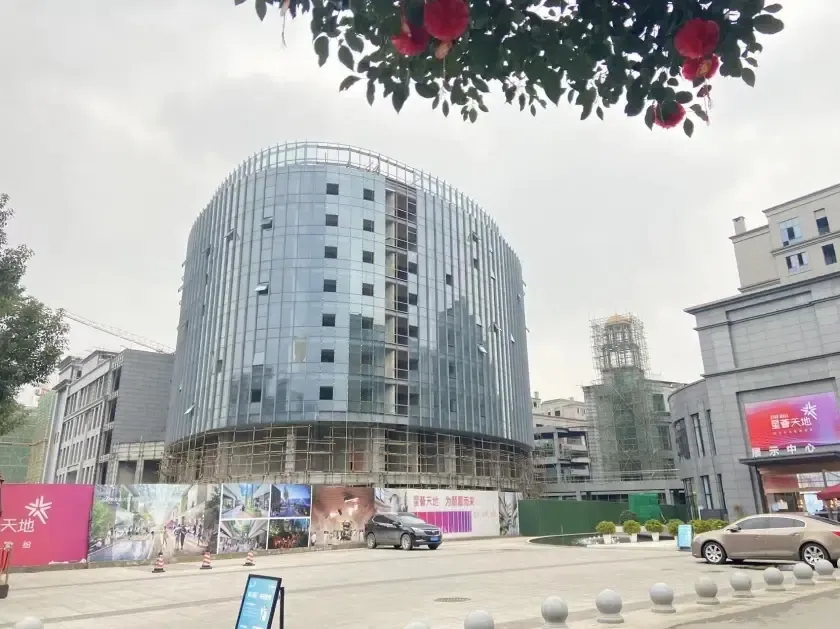 天禧中心)麦迪逊广场地处天府新区华阳片区,位于天府大道和南湖路的