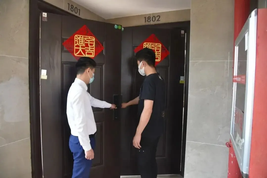 赣州这个小区入户门打架出个门都要错峰