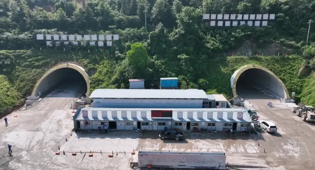 大广高速南龙扩容项目最长隧道双向贯通