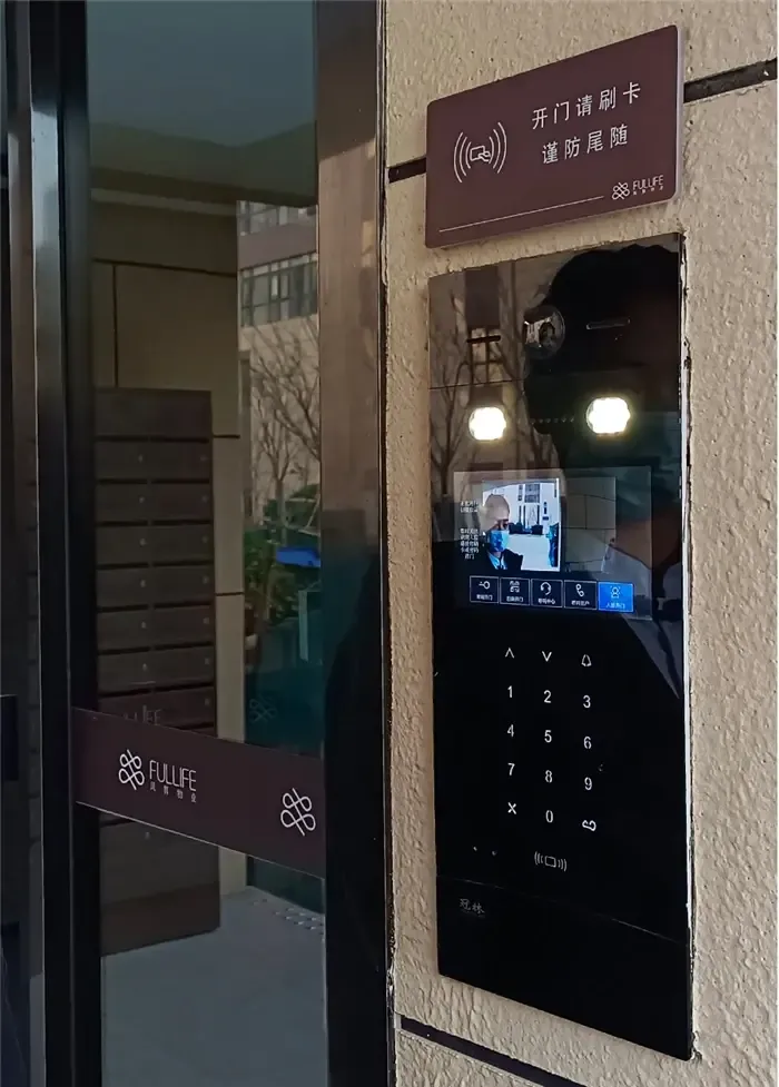 小区单元门采用了人脸识别系统,在你归家之时可以完全解放双手,尤其是