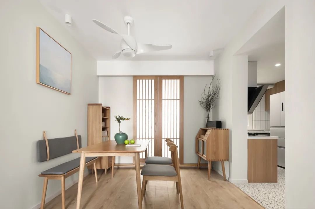 80平小户型三居室装修白墙原木绿意舒适度满分