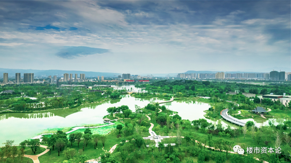 石榴春江锦上北侧是亚洲的光伏温室公园——城市低碳公园,正值花团锦