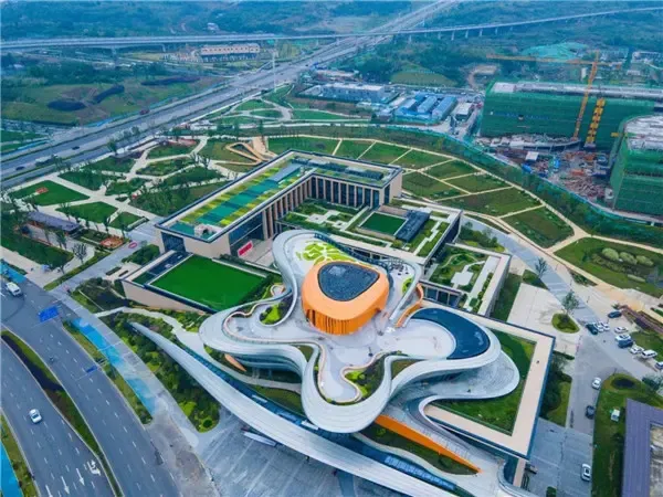 (空港新城企业总部已投入使用)截至今年初,已有61个重大产业化项目