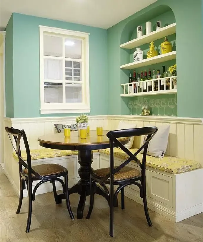 然后中间留出空位,做一个卡座,这样既不占空间,与餐桌椅结合起来,整体