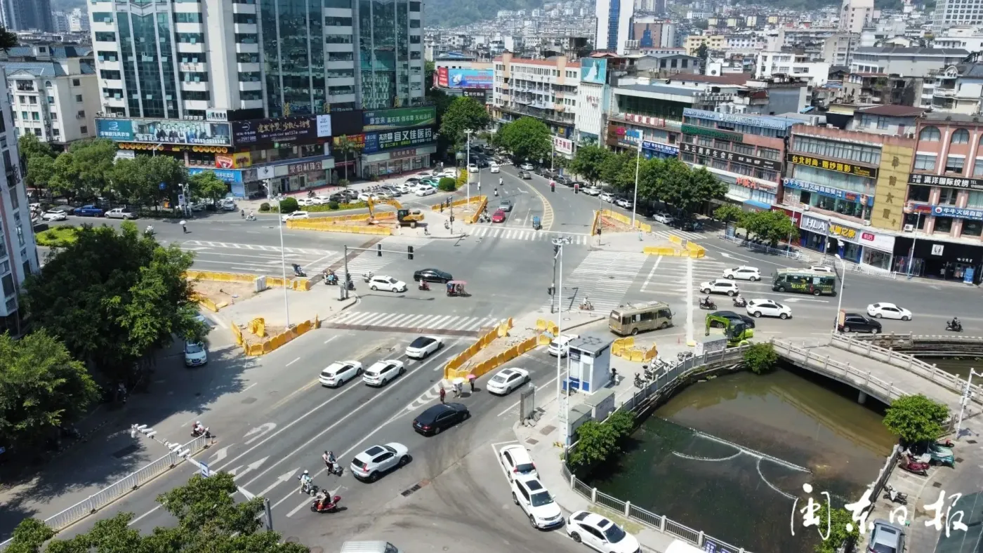 关注市区宁川路新亚广场路口十个十路口项目改造中
