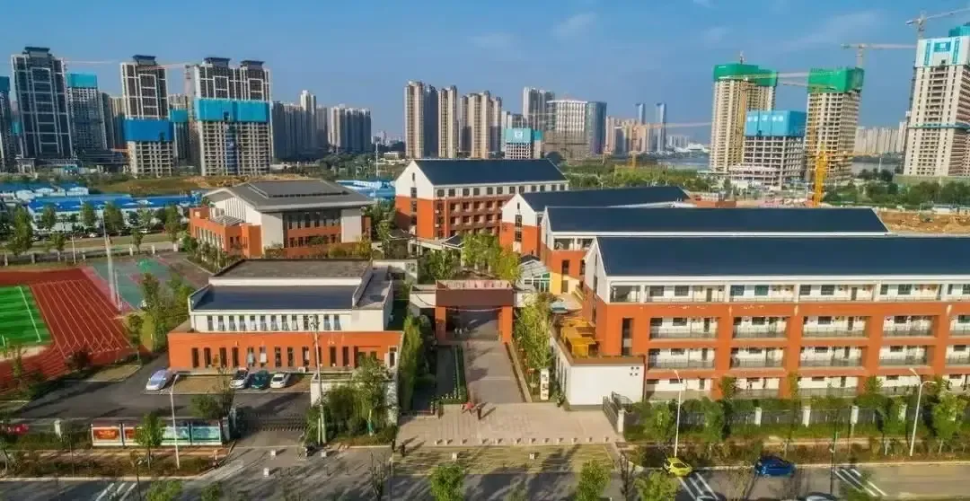 西雅博才小学实景图(距项目约30米)项目实景图(距地铁2号线映日路站约