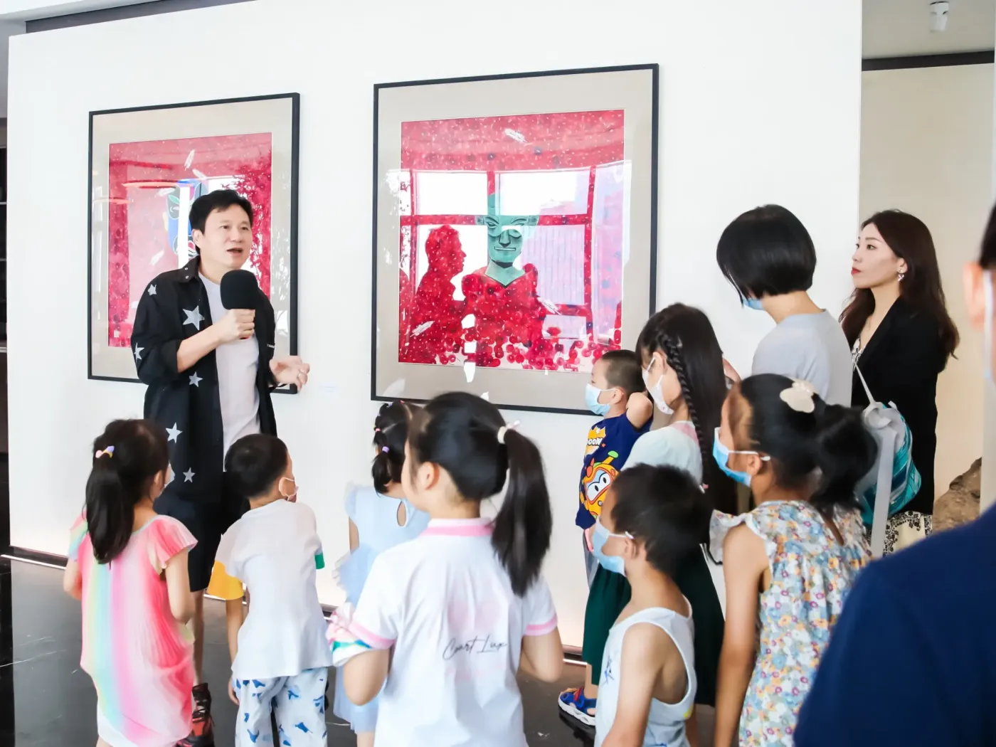 周艺文作品亮相城市会客厅,与"小小艺术家"同绘美好