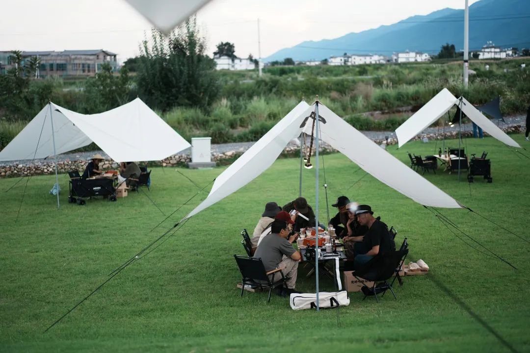 那山那海 | 云南首家大热荒野露营地正式开营，你可以像这样“野”在山里