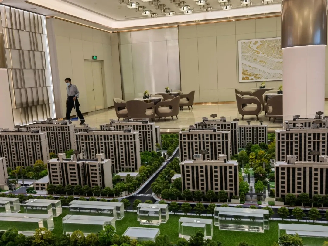 上海临港“抢人才”：购房政策定向优化，开发商重启分销带客