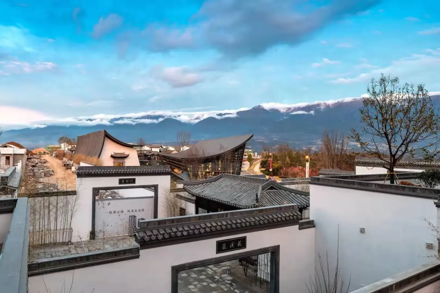 景业高黎贡小镇 | 漂浮在云中的山峰 悬崖上的道教奇观_房产资讯_房