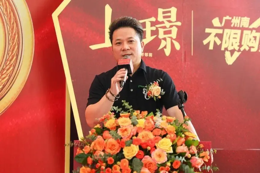 碧桂园凤凰湾营销负责人杨继鹏总就本次工地开放进行致辞.