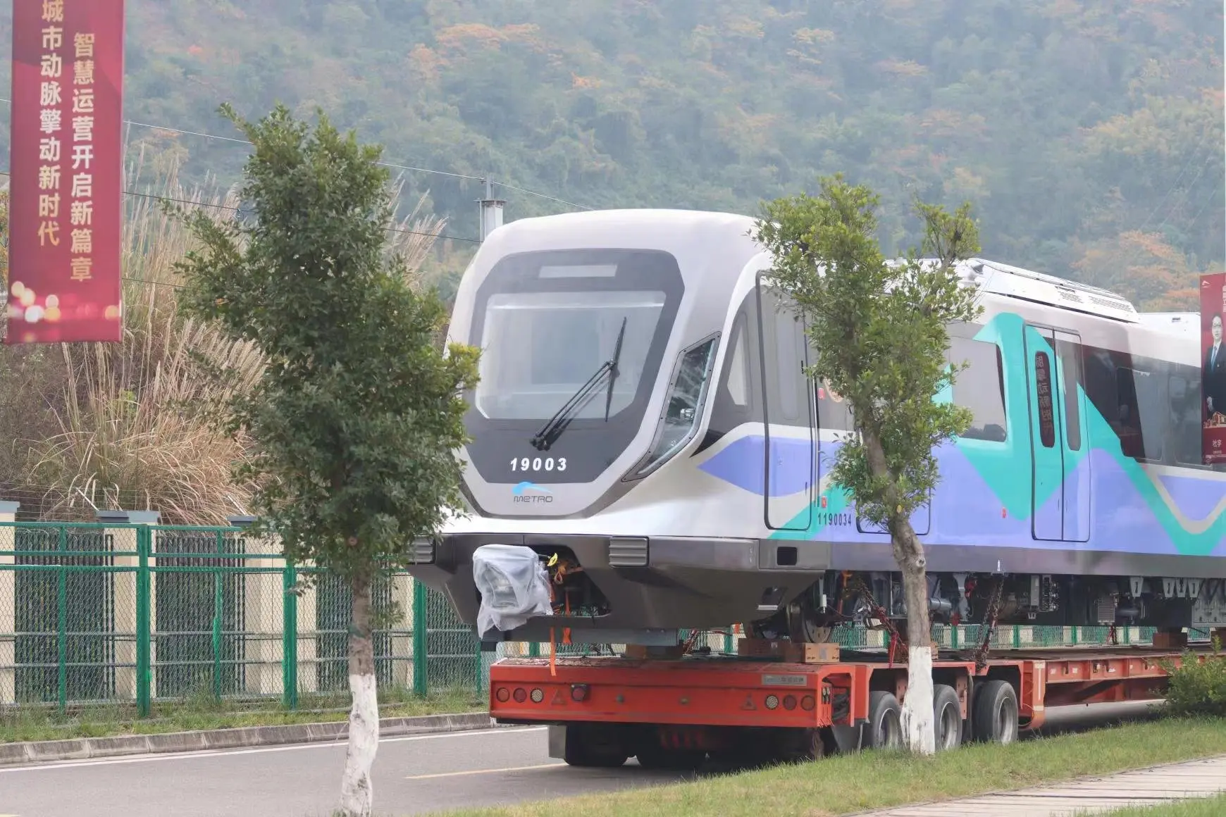 新线最新进展成都轨道交通19号线二期首列车今日抵达合江车辆段