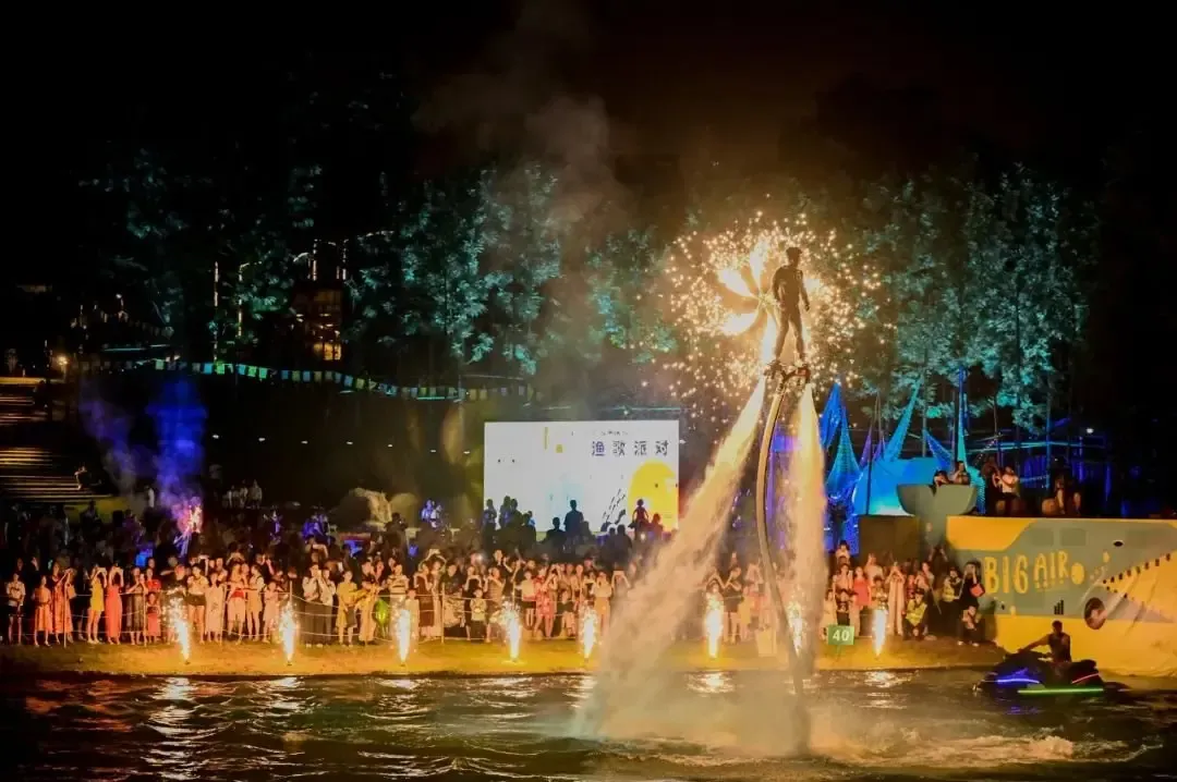 2022年,麓湖水上剧场和looklive带来了63场演出.