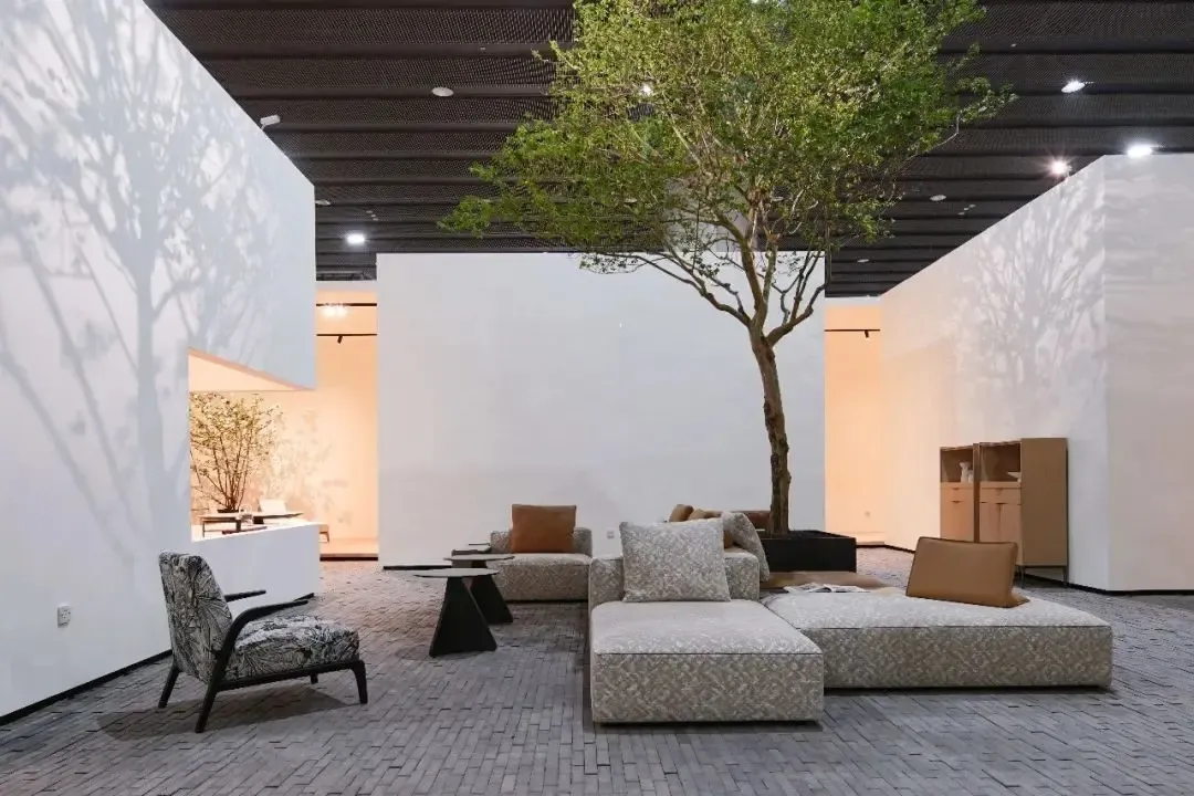 锐驰展厅大面积的空间留白,透露着纯粹与平和;室外的青砖仿佛凝固住了