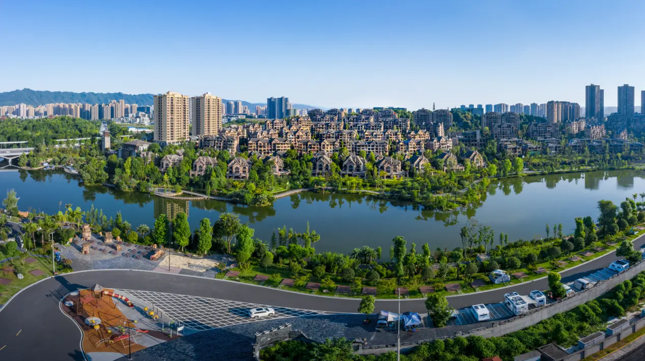 还是横空出世的天湖岛亦或者楼市新秀麓悦江城,他们都是湖居生活的