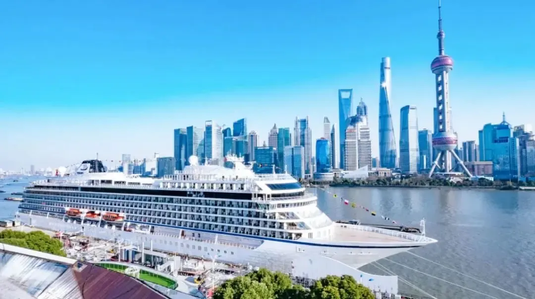 首艘中国籍豪华邮轮招商伊敦号吹响海上假日集结号