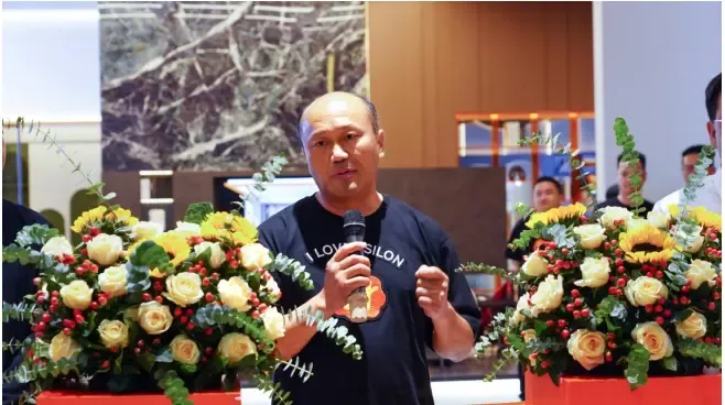 法狮龙董事长沈正华代表法狮龙为到场的各位嘉宾讲解法狮龙未来发展