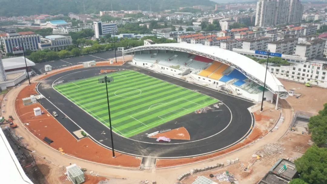 体育馆工程项目是市级重点建设项目,拟改建地上足球场,5000人风雨看台