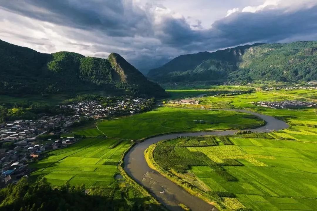 凤凰保集伊甸园火山实景图凤凰保集伊甸园火山实景图伊甸园四周被森林