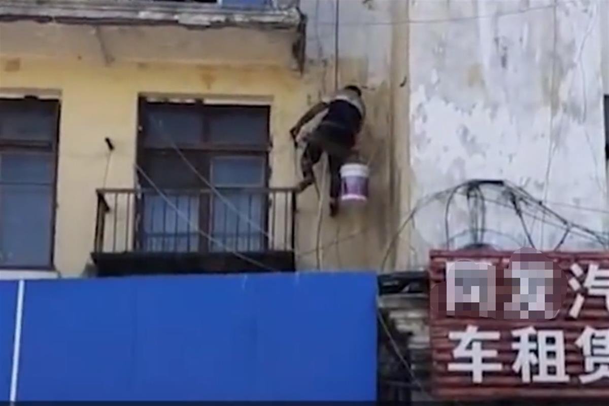 哈尔滨一栋危楼居民已搬走避险，却有人来粉刷外墙，社区：为了维护市容